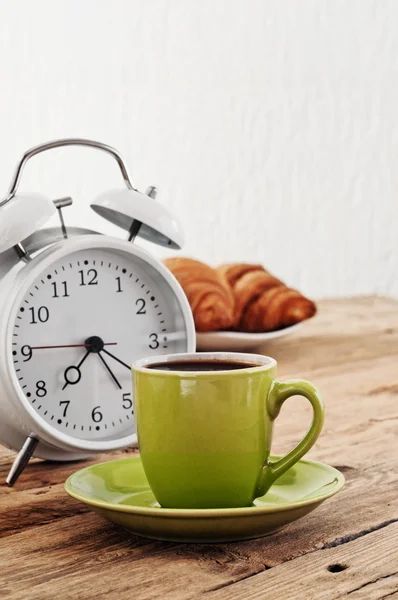Morning coffee with alarm clock on a rustic wooden table — Φωτογραφία Αρχείου