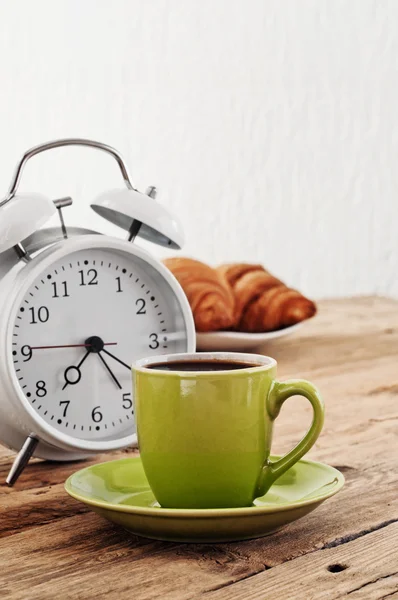 Morning coffee with alarm clock on a rustic wooden table — Stock fotografie