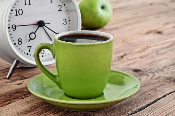 Morgenkaffee mit Wecker auf einem Holztisch — Stockfoto