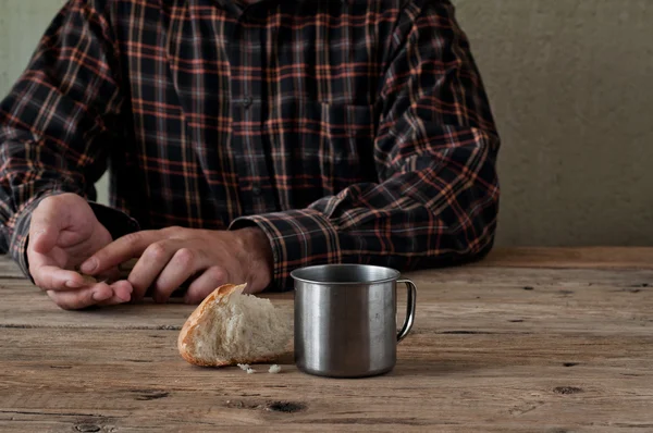 Железный стакан воды с куском хлеба — стоковое фото