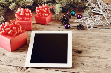 Noel ile ahşap masa beyaz tablet üzerinde closeup sunar