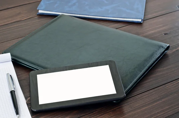 Tablet preto computador em uma mesa de escritório de perto — Fotografia de Stock