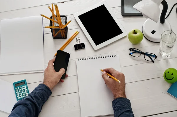 Diseñador profesional trabajando detrás de la mesa blanca — Foto de Stock