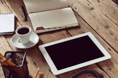 İle beyaz tablet bilgisayarda office ahşap masa
