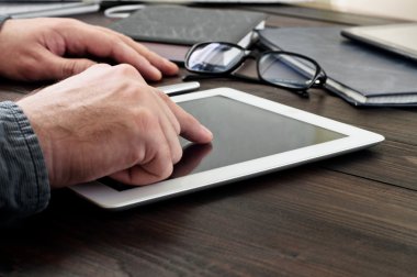 adam tıklama üstünde belgili tanımlık perde tablet