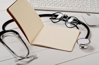 Açık defter bir stetoskop ile boş sayfaları ile