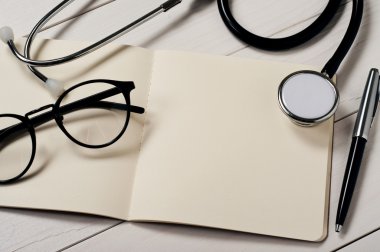 Açık defter stetoskop ile boş sayfaları ile