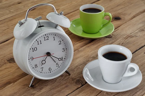 Xícaras de café expresso com despertador — Fotografia de Stock