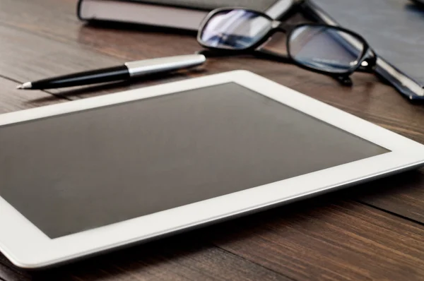Weißer Tablet-Computer auf Büro-Holztisch Nahaufnahme — Stockfoto