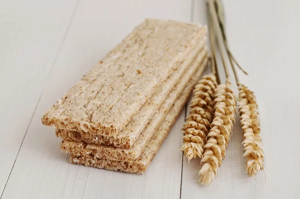Dieta seca panes crujientes con espigas de trigo — Foto de Stock