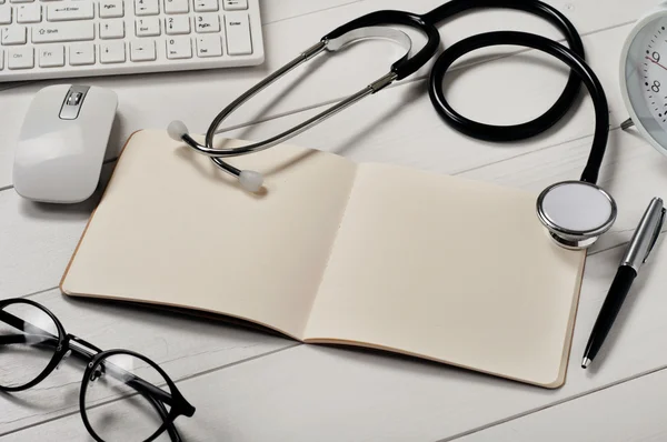 Open notebook with blank pages with a stethoscope — Stock Photo, Image