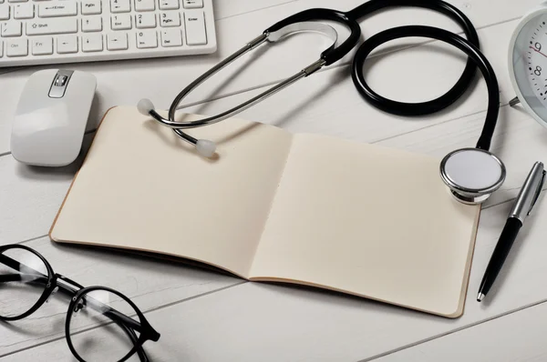 Cuaderno abierto con páginas en blanco con estetoscopio — Foto de Stock