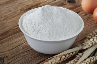 Bir kasede un yakın çekim üzerinde ahşap masa