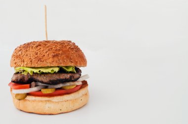 Beyaz arka planda hamburger.