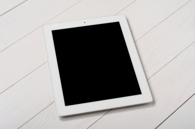 Tablet bilgisayarda Beyaz ahşap yüzey beyaz