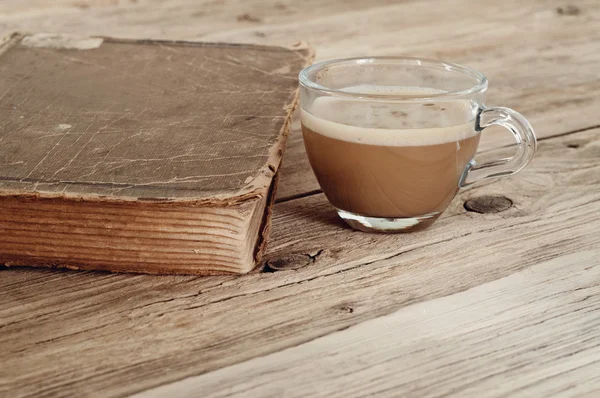 Kopje koffie met een oud boek — Stockfoto