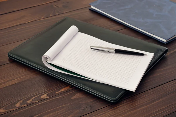 Cuaderno en blanco y bolígrafo en carpeta de cuero —  Fotos de Stock
