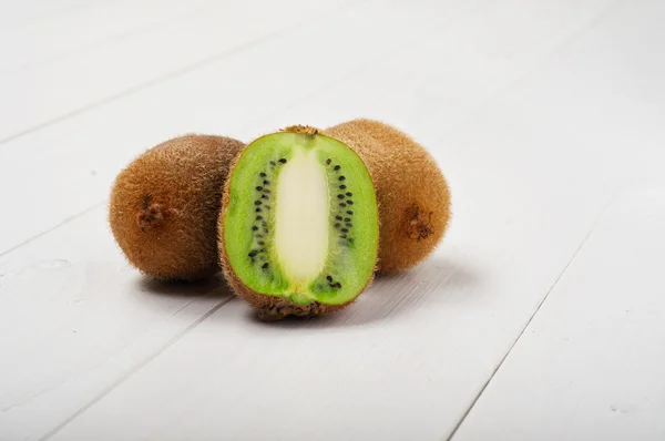 Fruta kiwi suculenta em superfícies de madeira — Fotografia de Stock