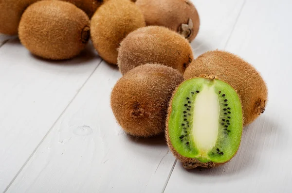 Fruta kiwi suculenta em superfícies de madeira — Fotografia de Stock