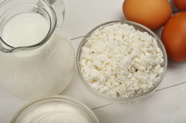 Homemade cottage cheese with sour cream, eggs and milk — Stock fotografie