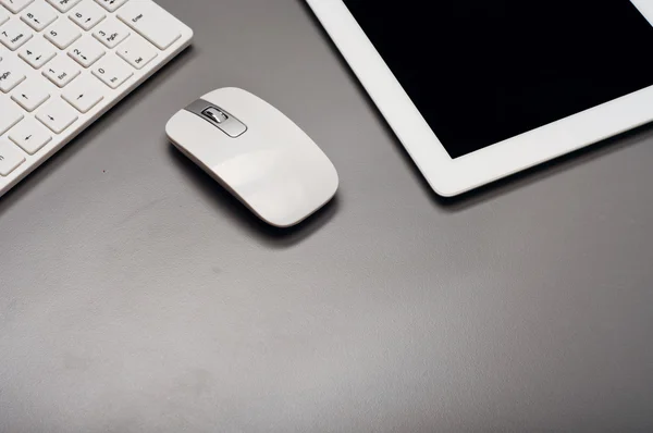 Em uma superfície cinza é um tablet, teclado e mouse — Fotografia de Stock