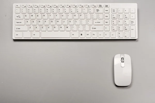 White slim keyboard with a white slim mouse — Stockfoto