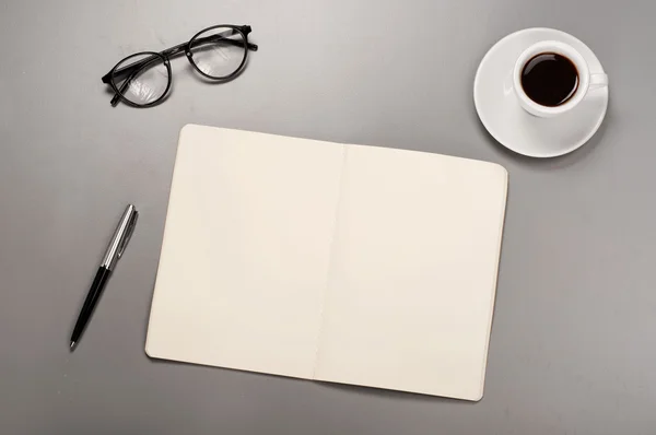 Dizüstü bilgisayar kahve, kalem ve gözlük — Stok fotoğraf