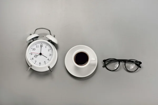 Tazza di caffè nero con sveglia e bicchieri — Foto Stock
