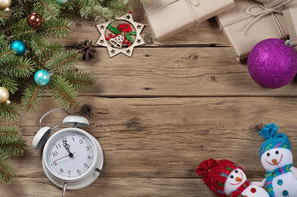Rama de un árbol de Navidad, despertador, juguetes, regalo de Navidad — Foto de Stock