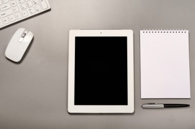 Ofis Masası Not Defteri ile beyaz tablet bilgisayarda