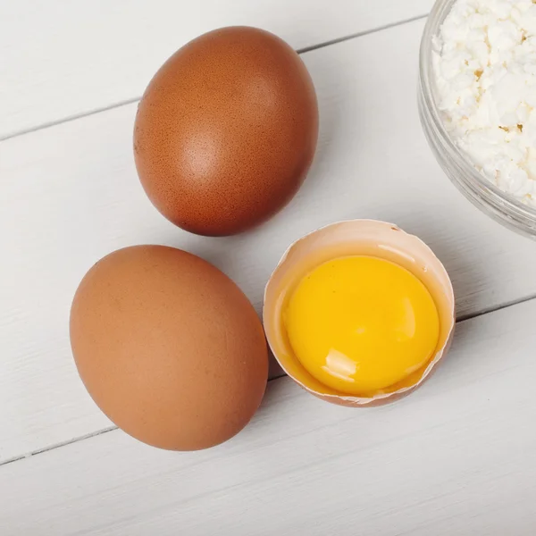 Hele en gebroken rauwe bruine eieren — Stockfoto