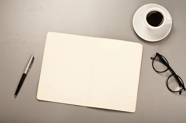 Cuaderno abierto con páginas en blanco con bolígrafo, vasos, café —  Fotos de Stock