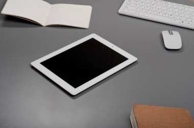 Beyaz gri ofis masasında tablet