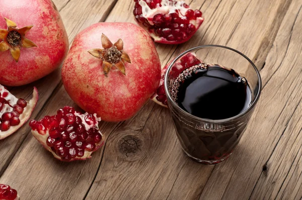 Copo de suco de romã com fatias de romã — Fotografia de Stock