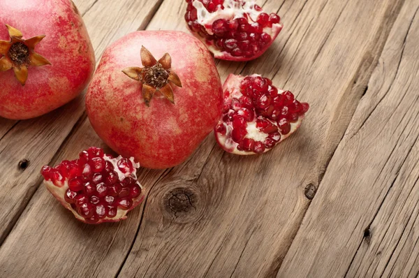 Fruta de romã madura com fatias de romã — Fotografia de Stock