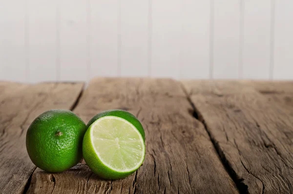 Tahta masada taze limon. — Stok fotoğraf