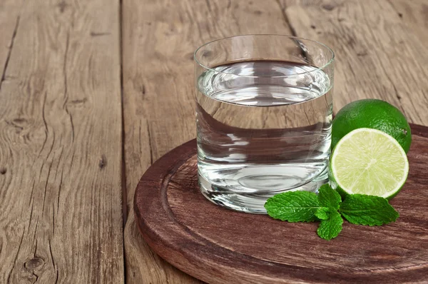 Vaso de agua con cal y menta — Foto de Stock