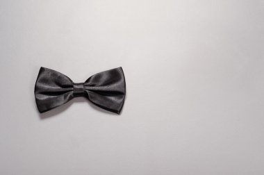 Gri arka plan üzerinde siyah papyon