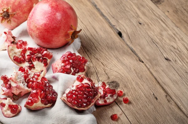 Granatapfelscheiben auf einem Holztisch — Stockfoto