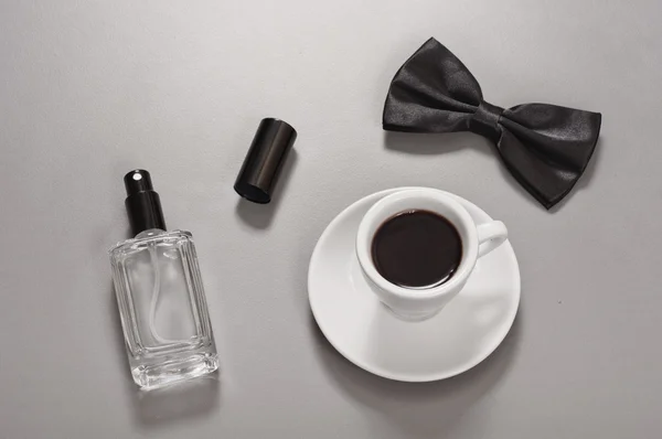 Caffè nero con papillon ed eau de toilette — Foto Stock