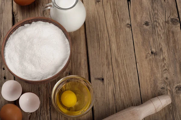 Flour, egg, milk. Ingredients for cooking flour products or doug — Stock fotografie