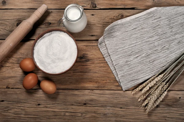 Baking ingredients (milk, eggs, flour) — Stockfoto