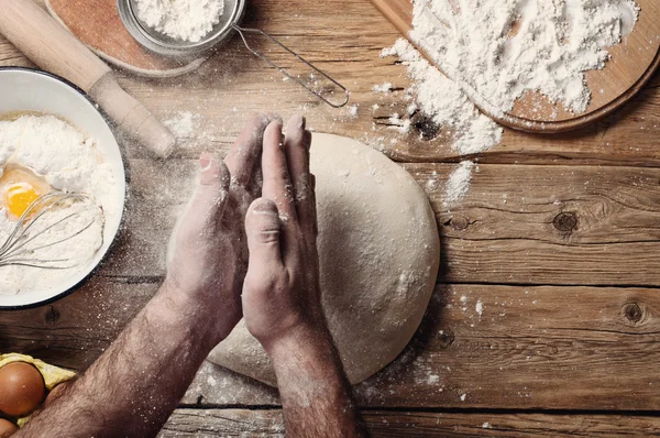 Male baker prepares bread — Stock Photo, Image