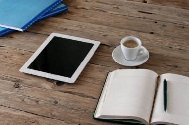 Beyaz tablet bilgisayarınız boş bir ekran ile
