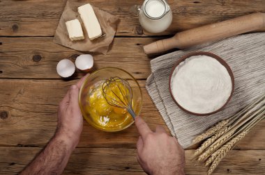 Erkek aşçı üzerinde rustik mutfak hazırlar