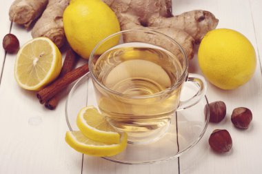 Çay zencefil, limon ve tarçın sopa ile