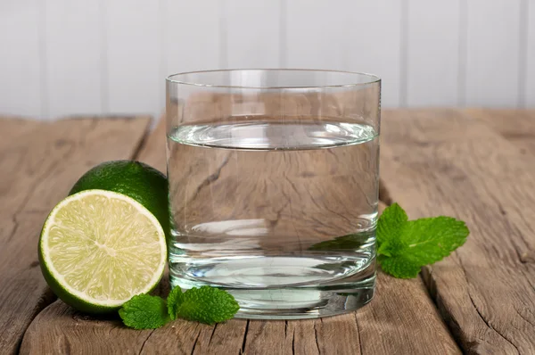 Vaso de agua con cal y menta — Foto de Stock