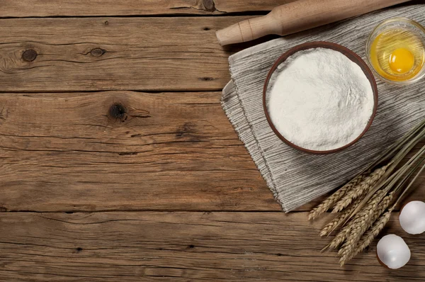 Harina en un bol con ingredientes para preparar productos horneados —  Fotos de Stock