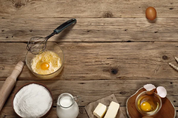 Bakning ingredienser - ägg, mjöl, mjölk och smör — Stockfoto