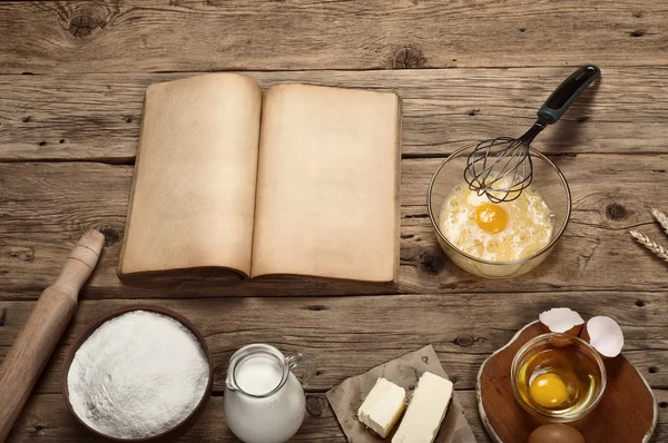 Ingredientes para productos de panadería con un libro de cocina —  Fotos de Stock